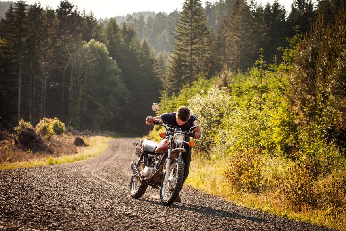 バイクを押す男性